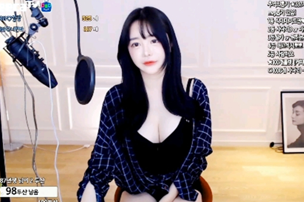 薄纱裙G乳美女直播自慰秀